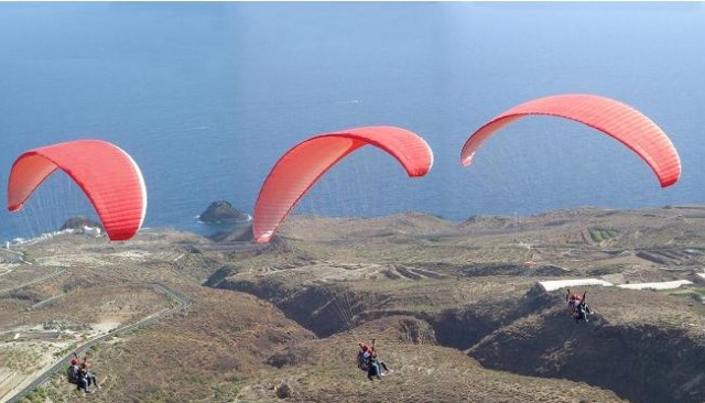 grupo practicando parapente